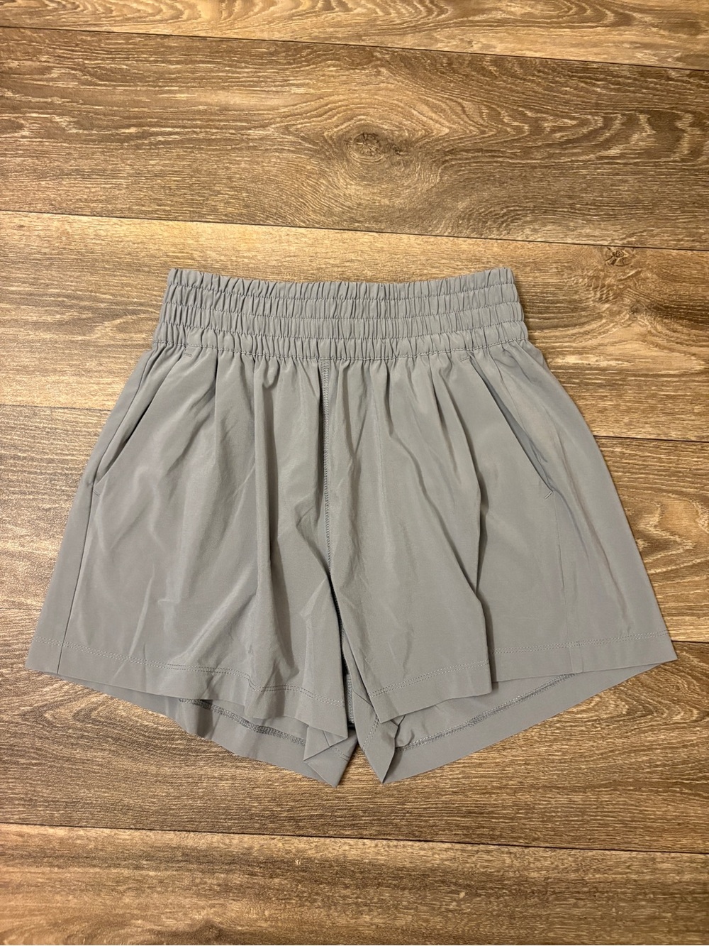 Vuori Villa Shorts Glacier Gray Size XS